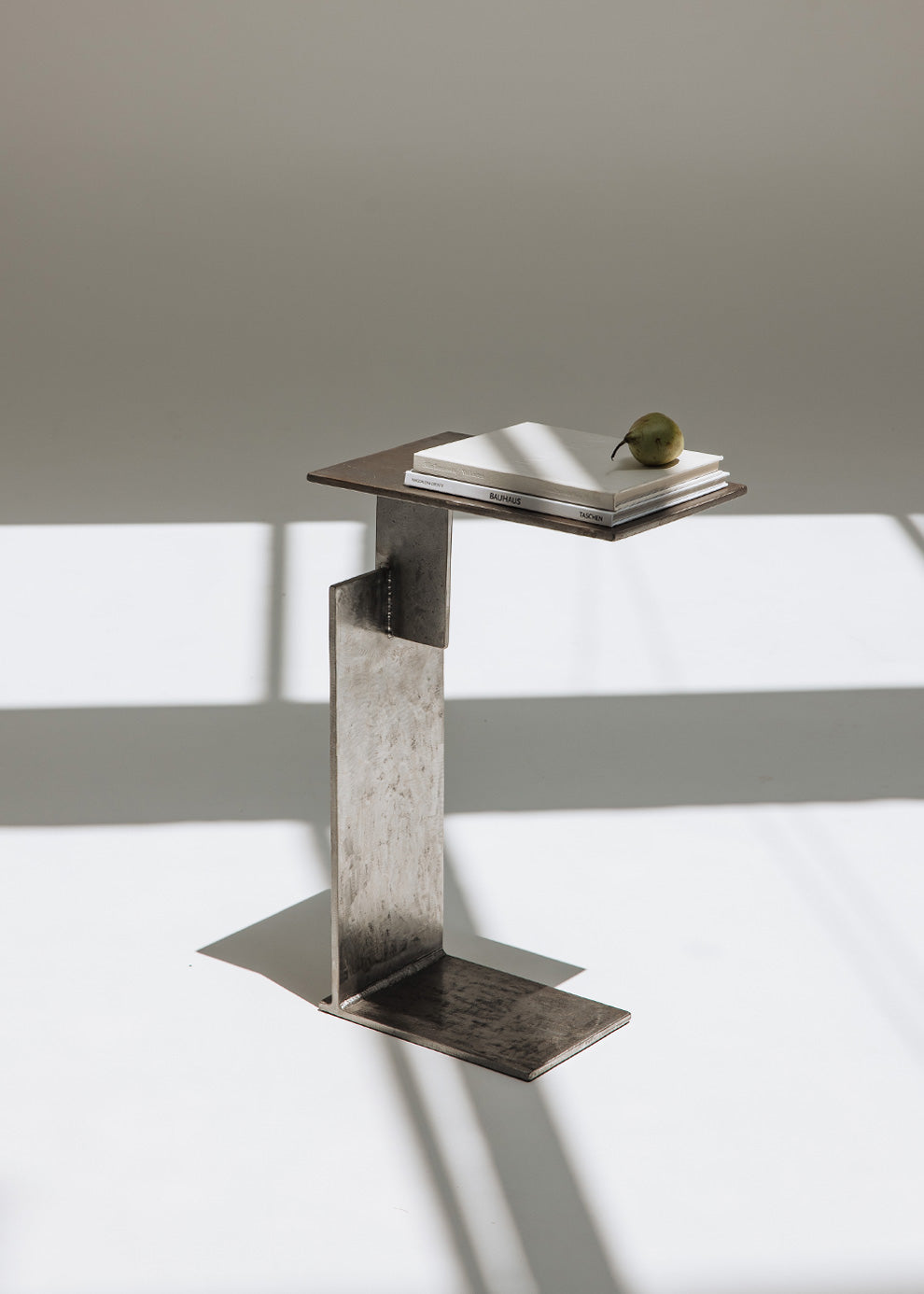 Mesa auxiliar en acero inoxidable cepillado soldada.