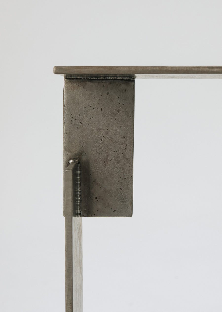 Mesa auxiliar en acero inoxidable cepillado soldada.