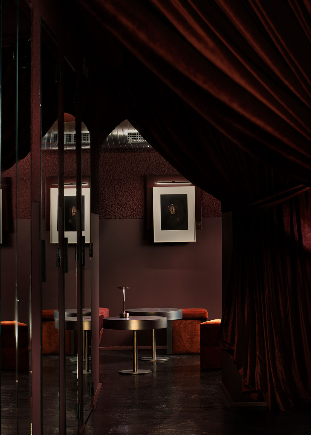 Portacuadros de acero lacado con pletinas de acero cepillado con aplique sobre cuadro integrado.