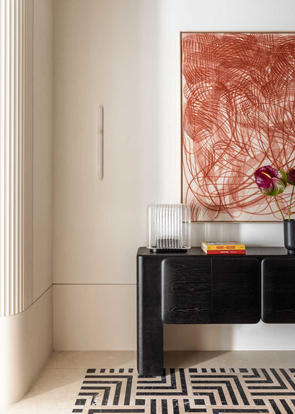 Aparador en madera de roble de cuatro puertas, con detalles curvados y con baldas en el interior.