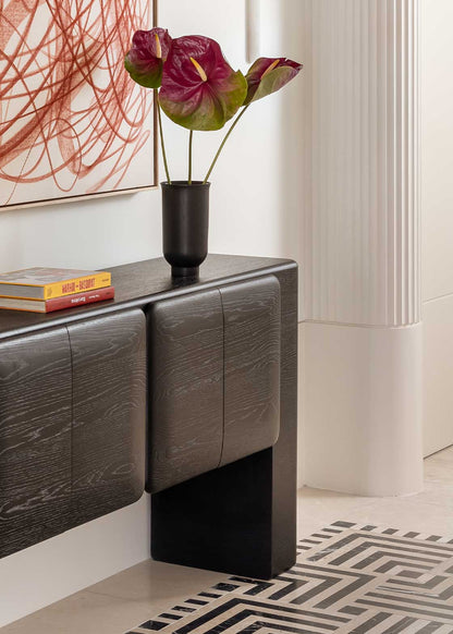 Aparador en madera de roble de cuatro puertas, con detalles curvados y con baldas en el interior.