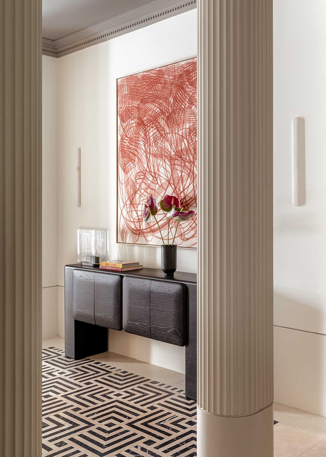 Aparador en madera de roble de cuatro puertas, con detalles curvados y con baldas en el interior.