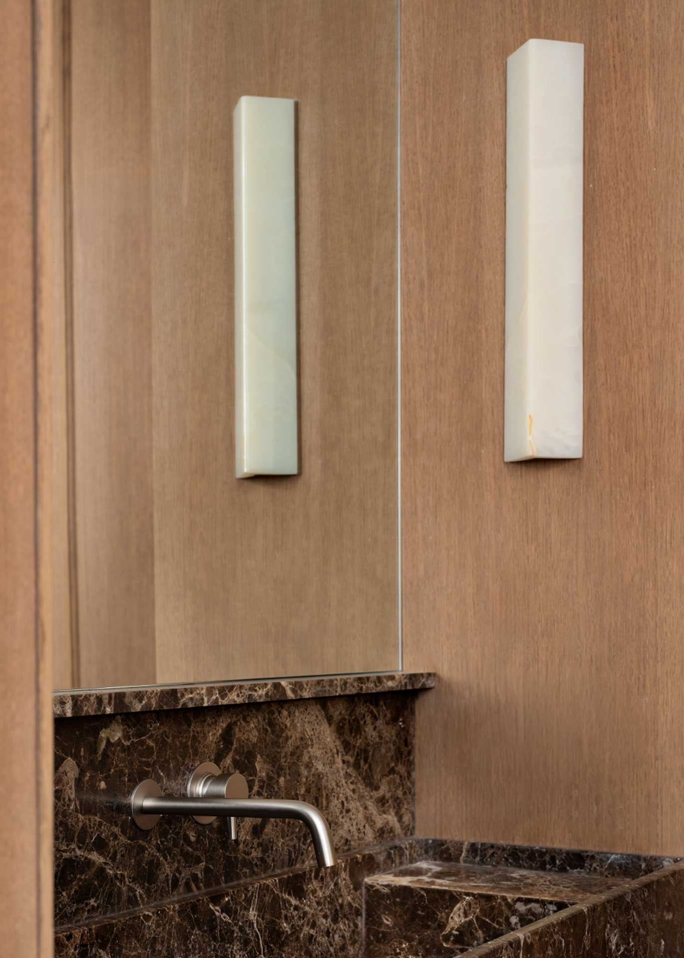 Alabaster wall lamp