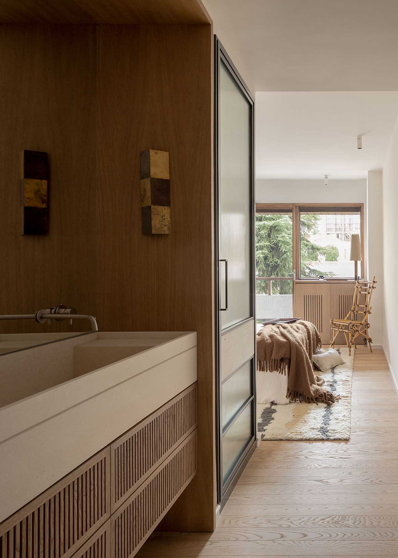 Aplique de pared realizado con chapas de latón envejecidas. 