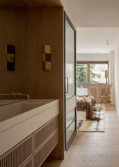 Aplique de pared realizado con chapas de latón envejecidas. 