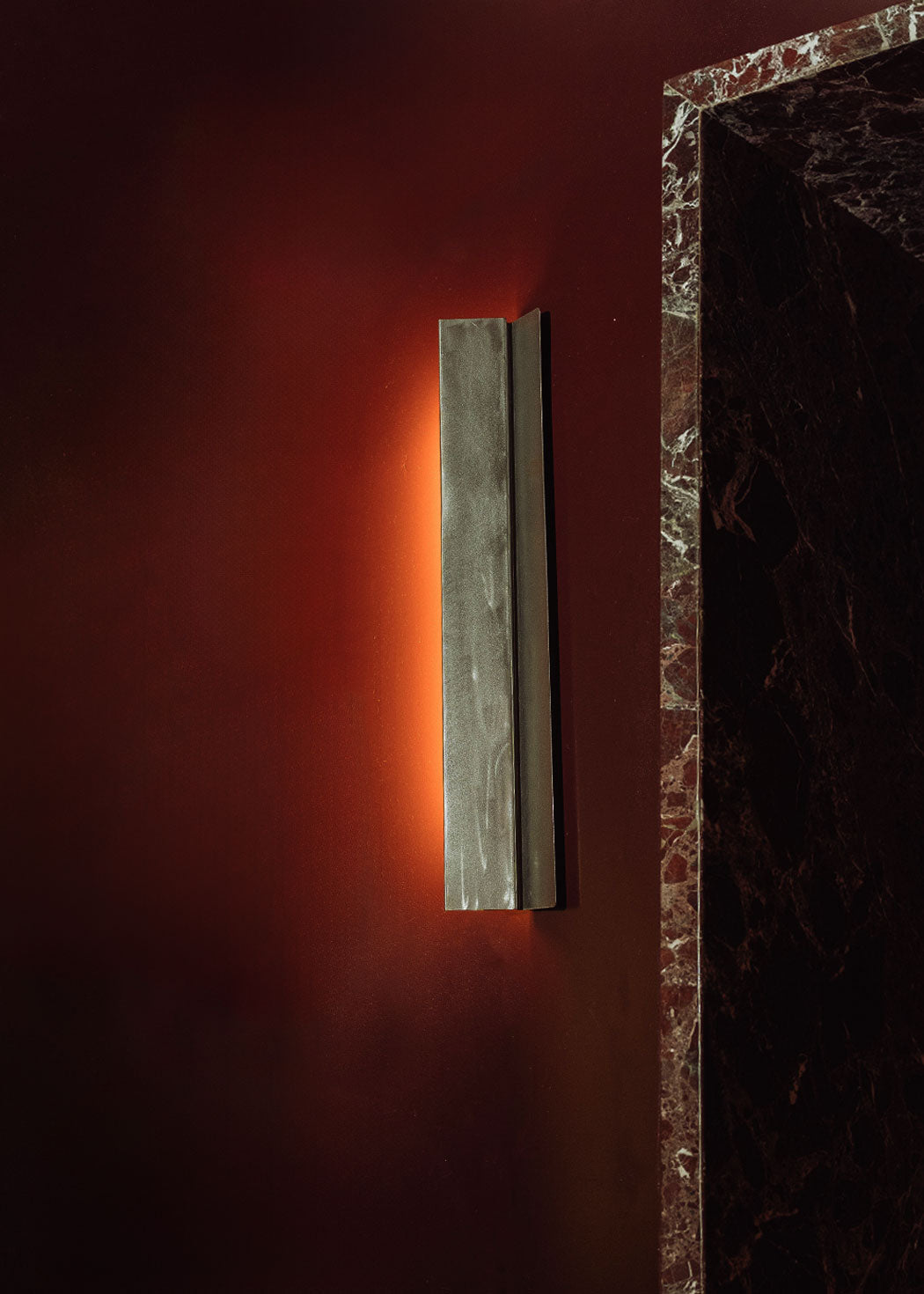 Aplique de pared realizado en chapa metálica.