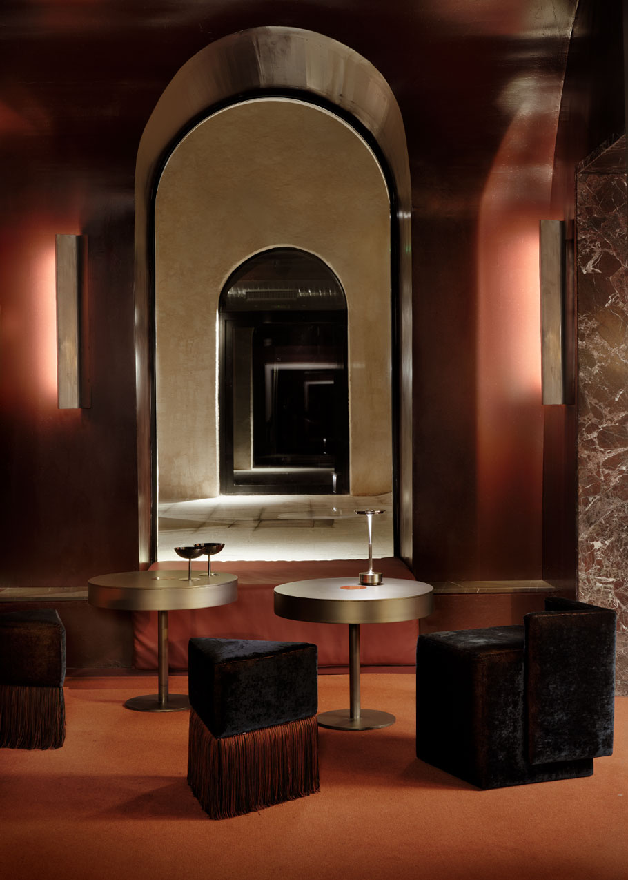 Aplique de pared realizado en chapa metálica.