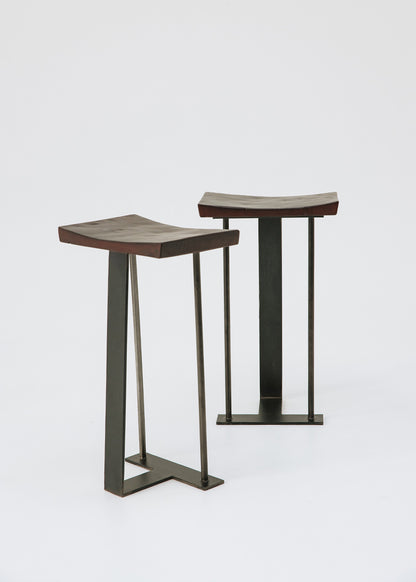 Taburete con estructura de hierro y asiento de madera de roble.