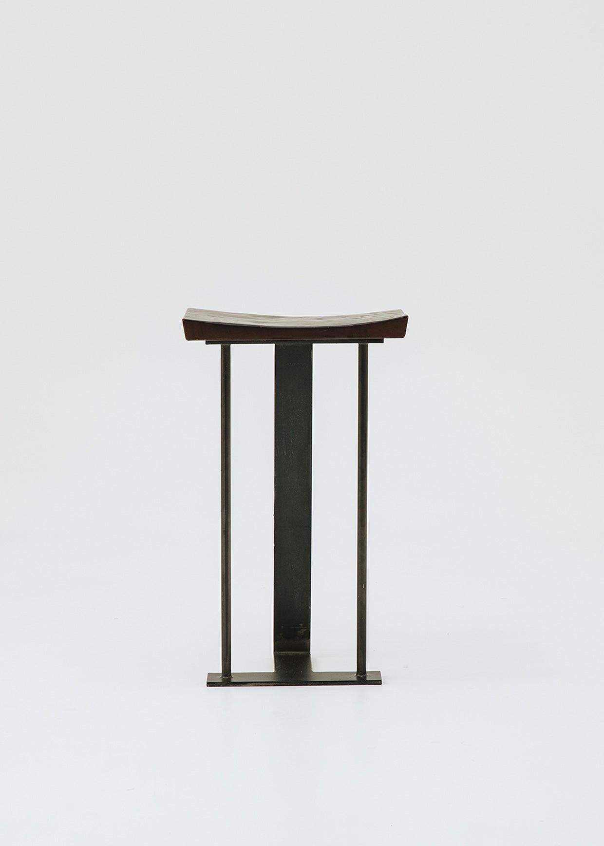 Taburete con estructura de hierro y asiento de madera de roble.