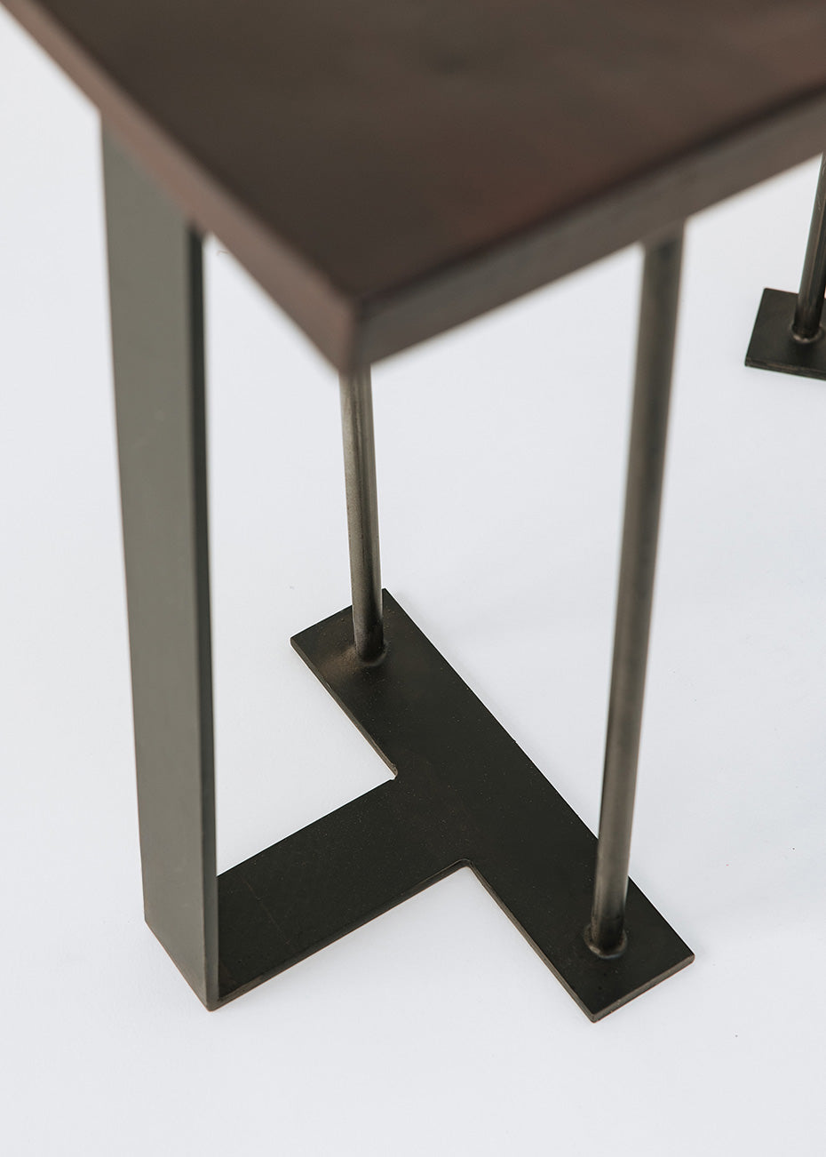 Taburete con estructura de hierro y asiento de madera de roble.