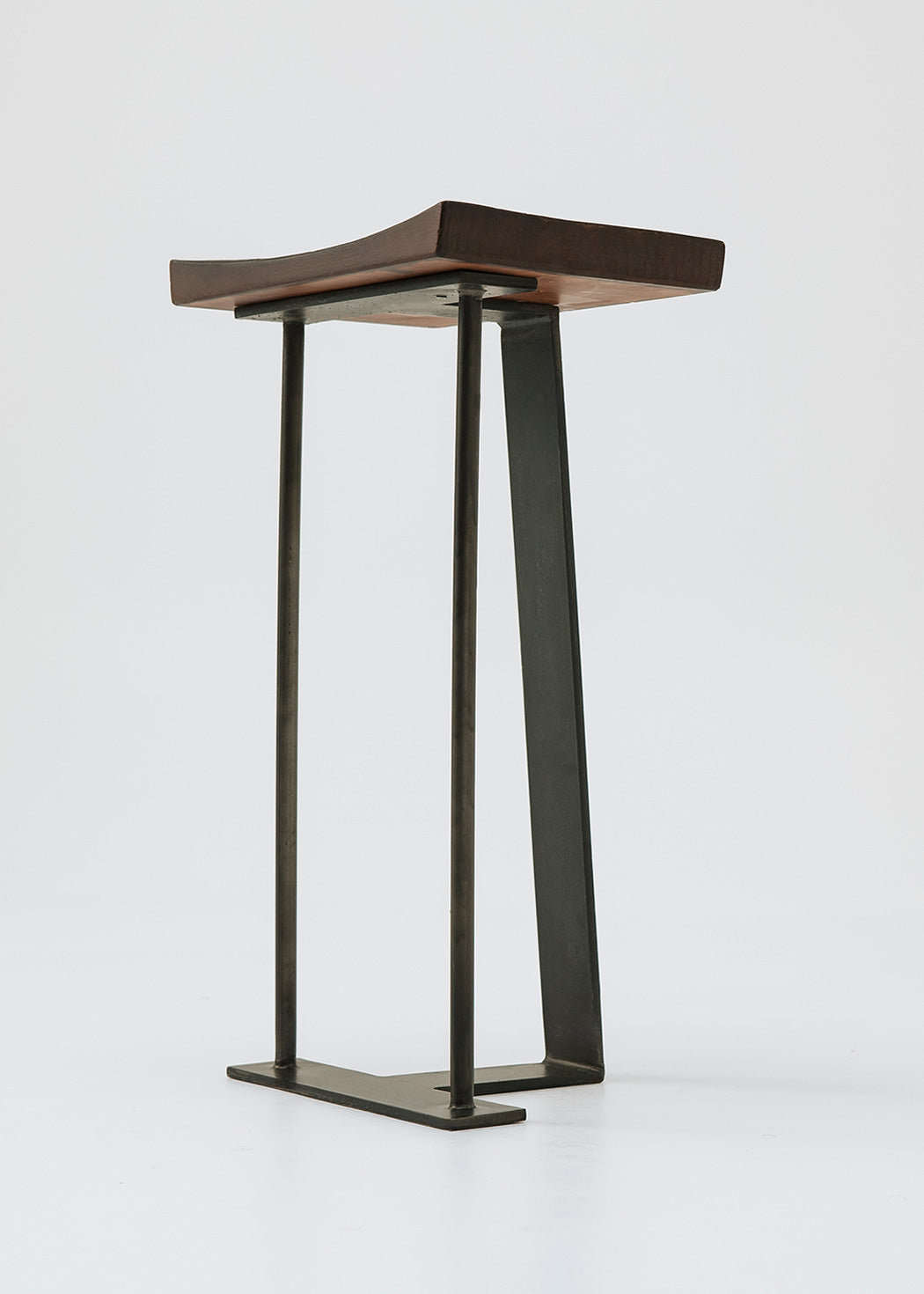 Taburete con estructura de hierro y asiento de madera de roble.