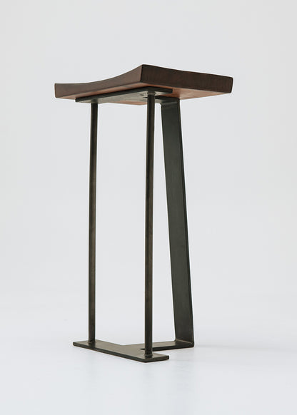 Taburete con estructura de hierro y asiento de madera de roble.