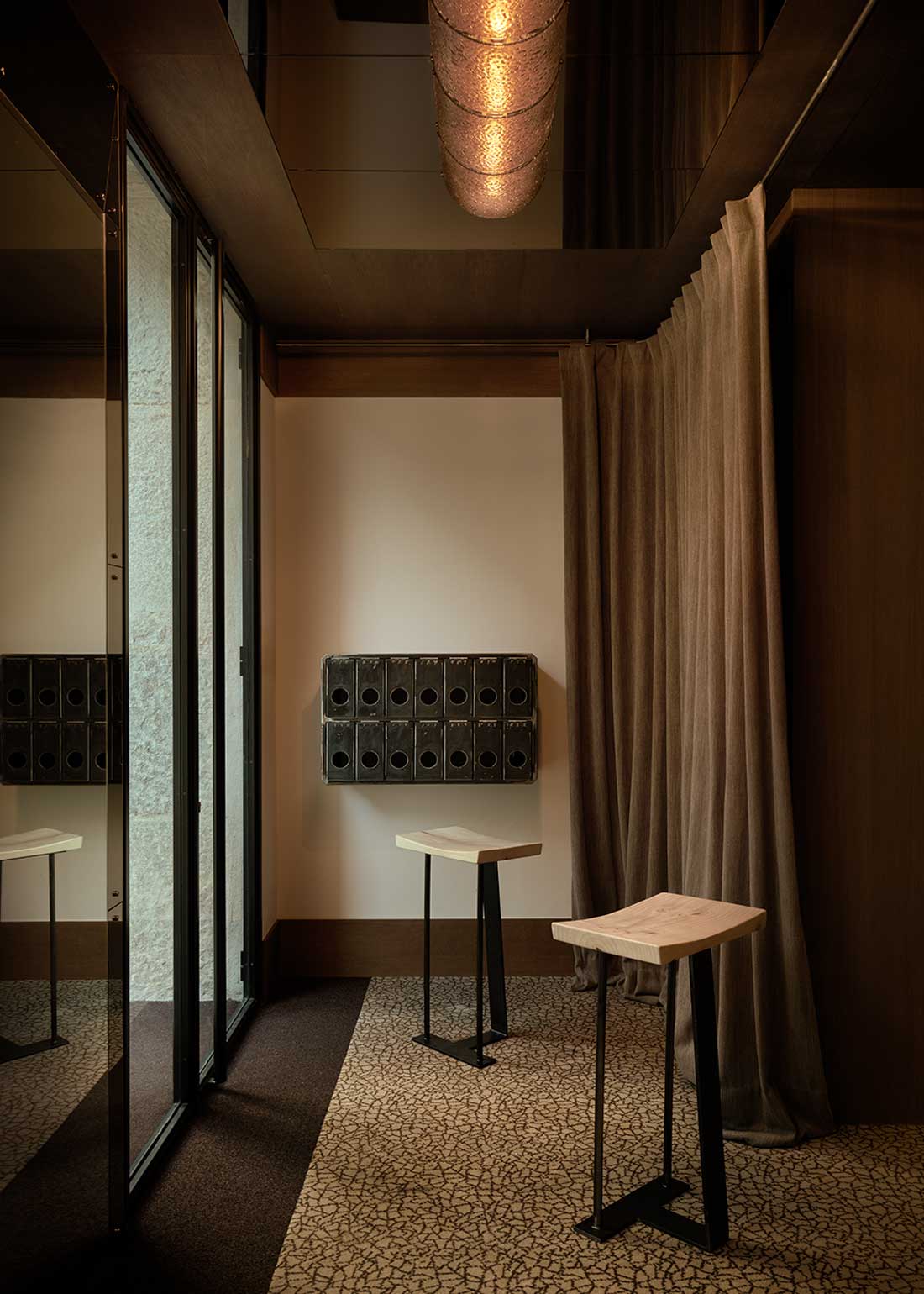 Taburete con estructura de hierro y asiento de madera de roble.