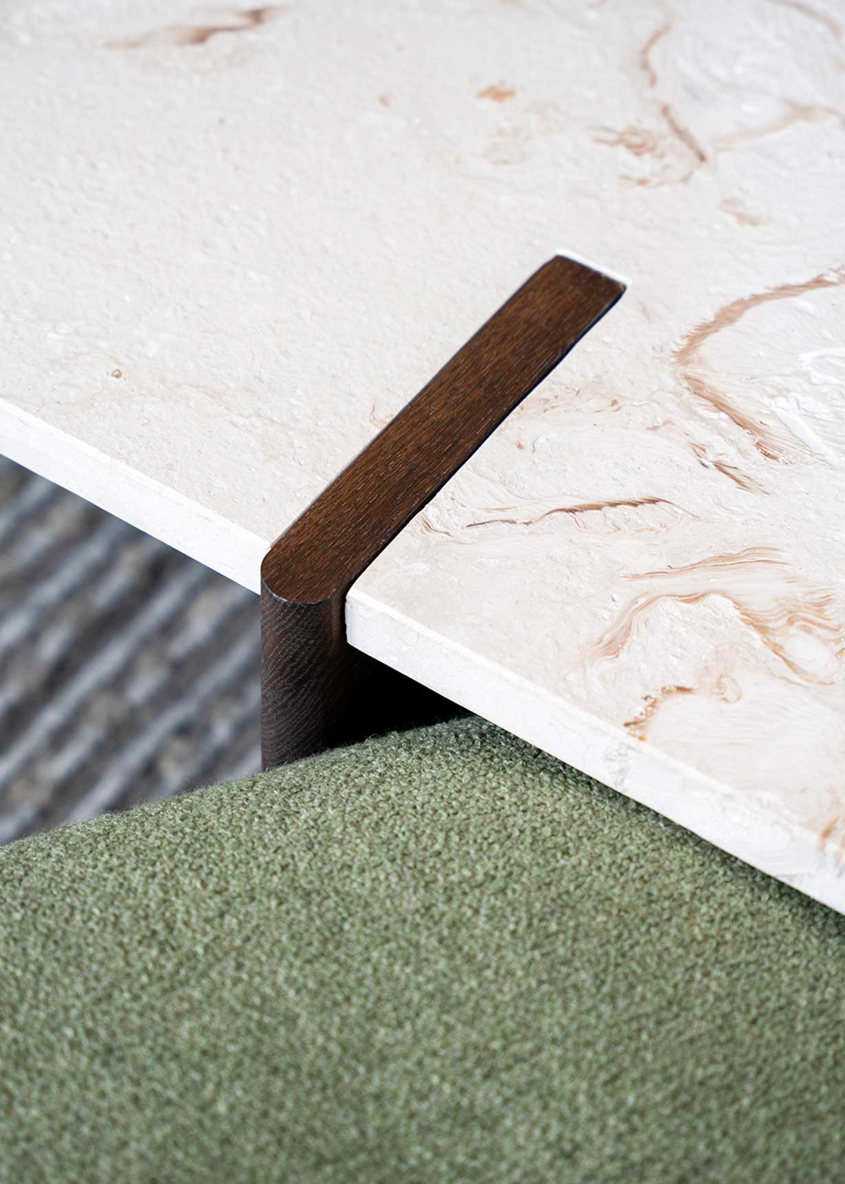 Mesa de centro fabricada en Caliza Alba y madera de roble.