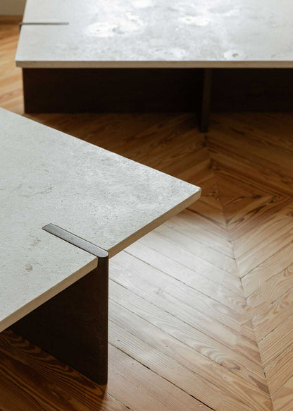 Mesa de centro fabricada en Caliza Alba y madera de roble.