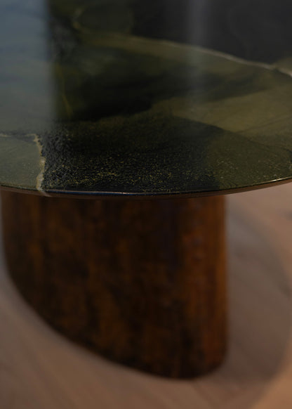 Mesa de comedor de cuarcita Avocatus con borde en pico de flauta y pie de metal oxidado con acabado martilleado y capa protectora.