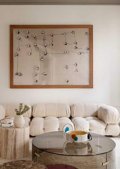 Mesa baja de centro de vidrio y detalles de latón. El sobre es de vidrio ahumado bronce.