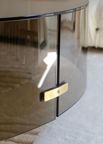 Mesa baja de centro de vidrio y detalles de latón. El sobre es de vidrio ahumado bronce.