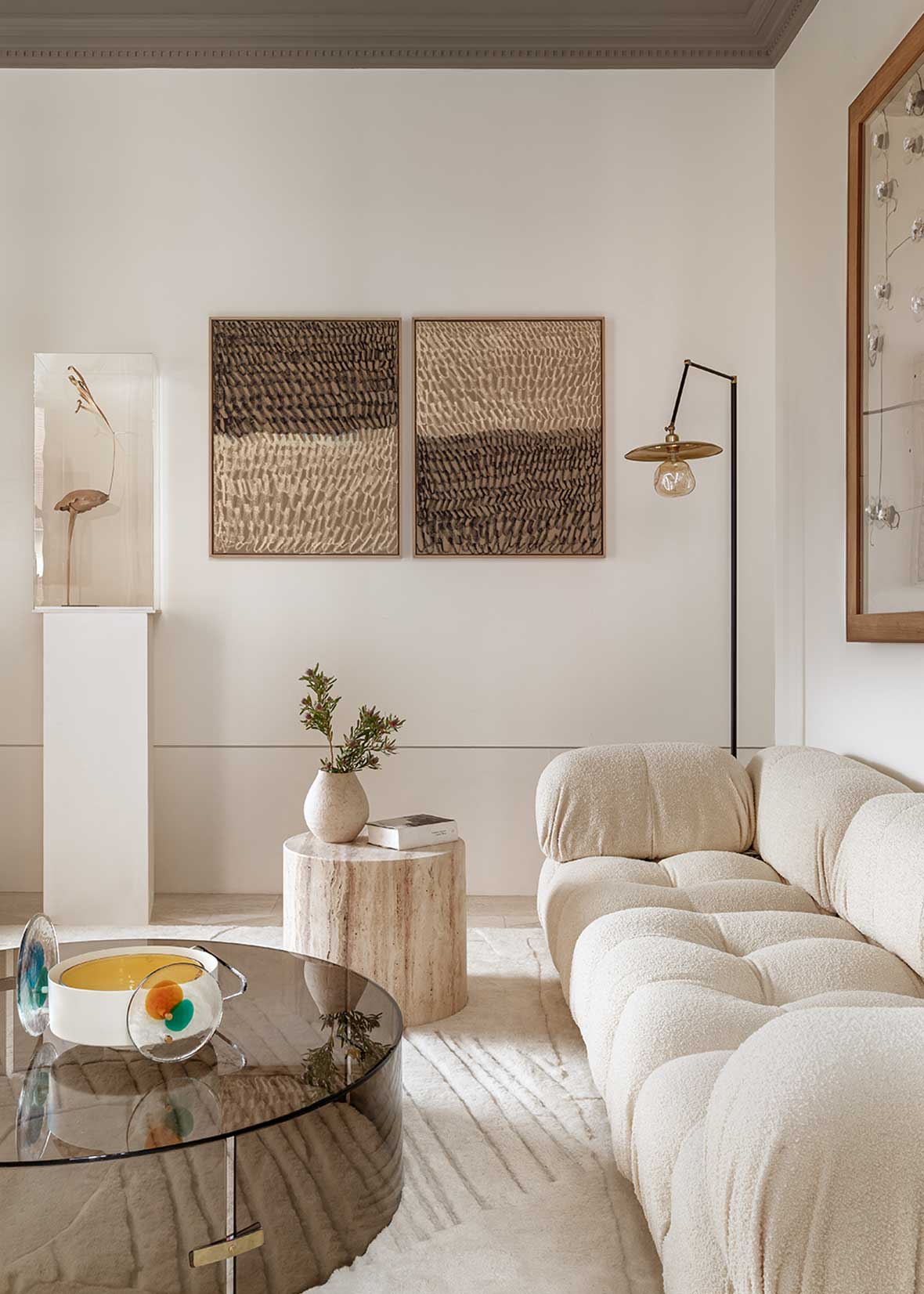 Mesa baja de centro de vidrio y detalles de latón. El sobre es de vidrio ahumado bronce.