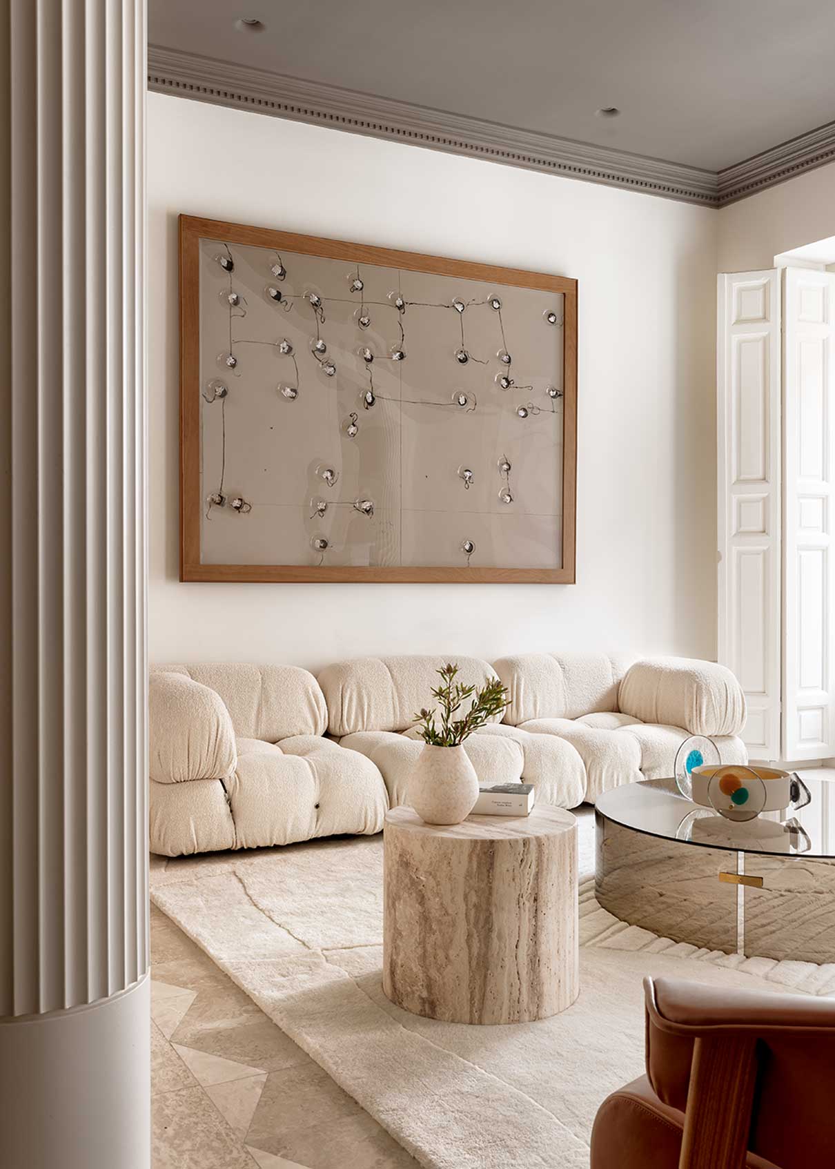 Mesa baja de centro de vidrio y detalles de latón. El sobre es de vidrio ahumado bronce.