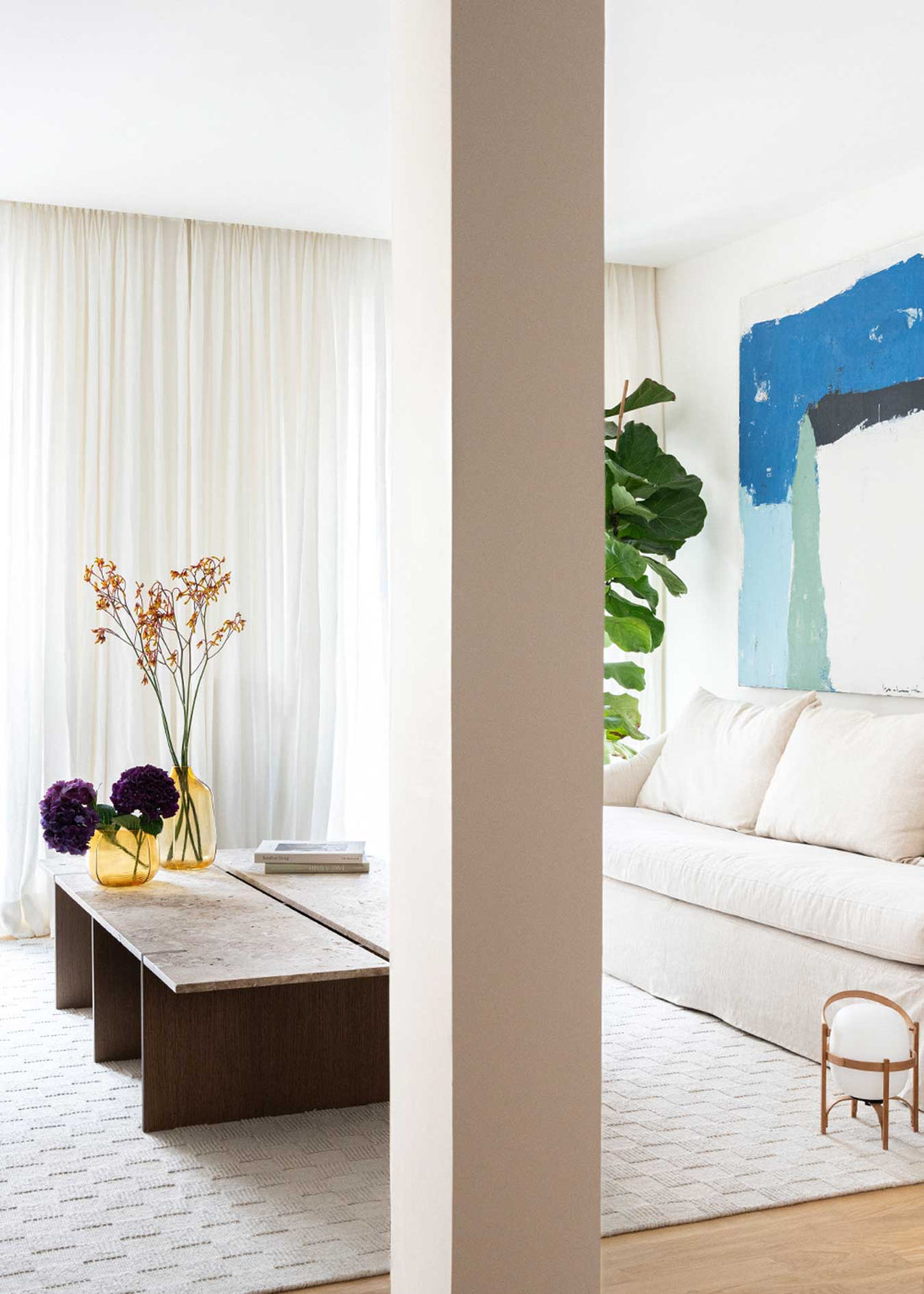 Mesa de centro fabricada en Travertino Olivillo apomazado y madera de roble.