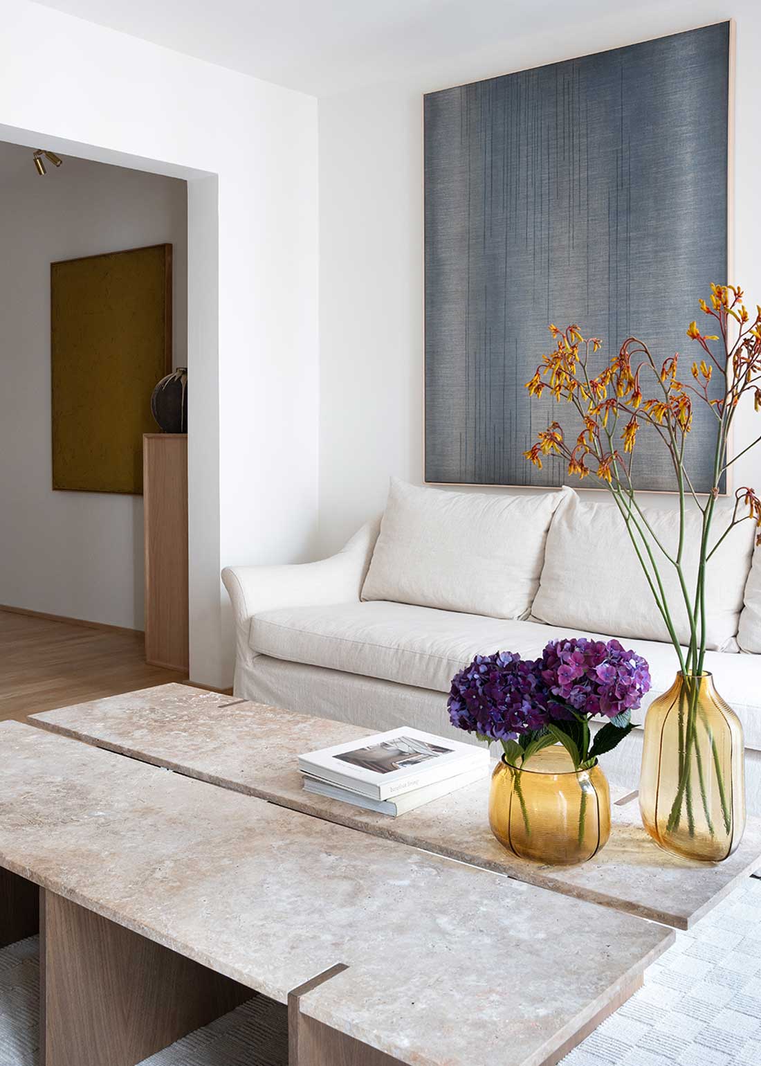 Mesa de centro fabricada en Travertino Olivillo apomazado y madera de roble.