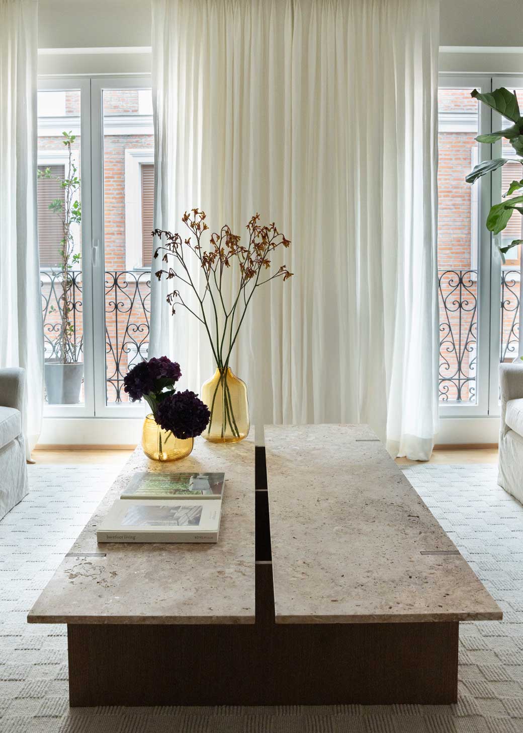 Mesa de centro fabricada en Travertino Olivillo apomazado y madera de roble.