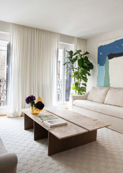 Mesa de centro fabricada en Travertino Olivillo apomazado y madera de roble.