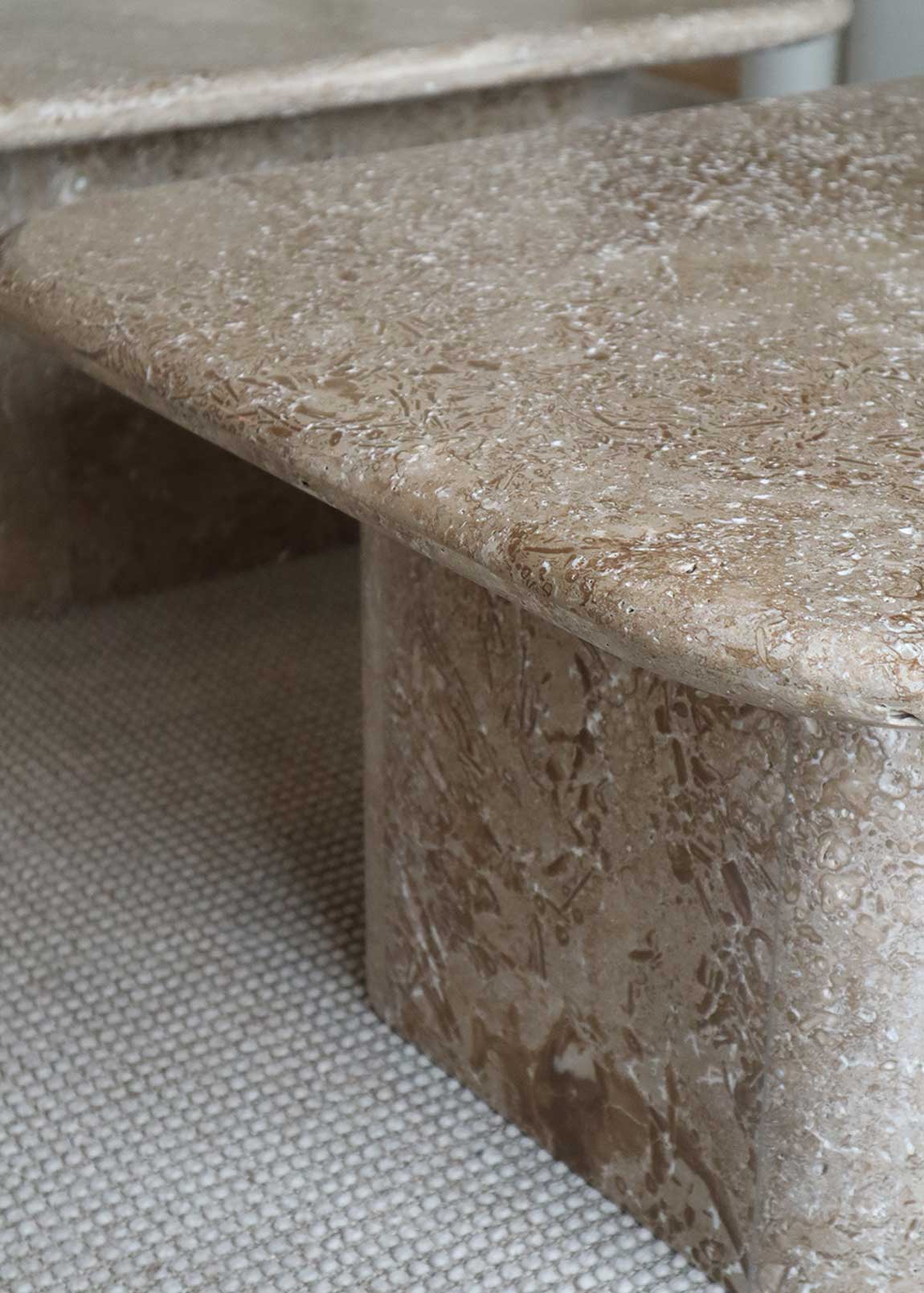 Mesa baja de centro de Travertino Olivillo apomazado con esquinas redondeadas.