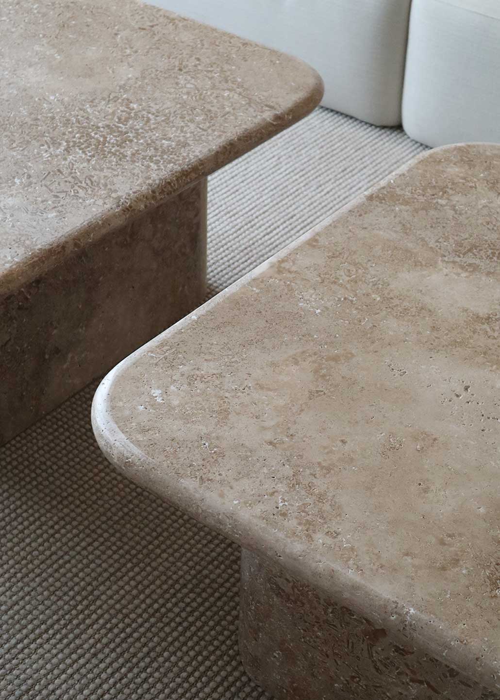 Mesa baja de centro de Travertino Olivillo apomazado con esquinas redondeadas.