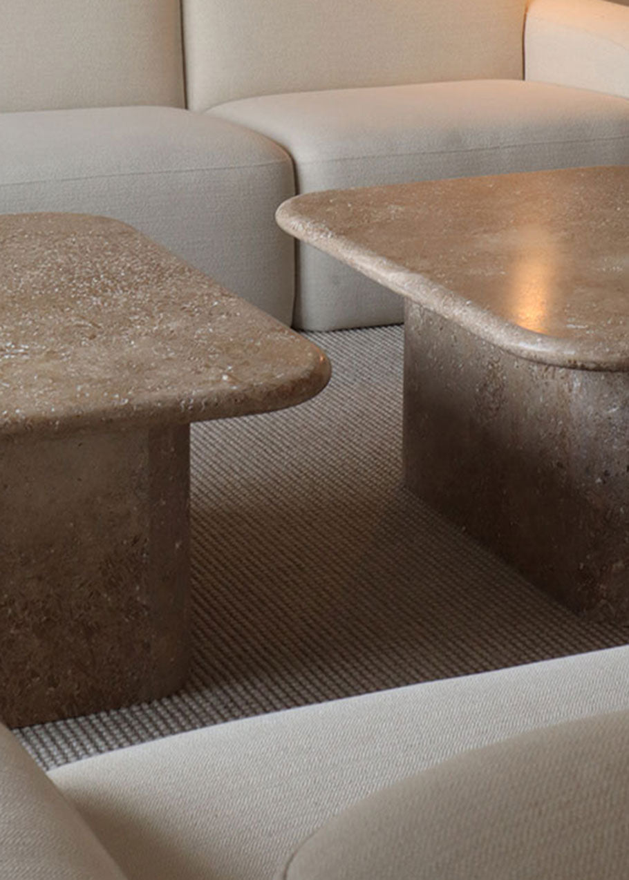 Mesa baja de centro de Travertino Olivillo apomazado con esquinas redondeadas.