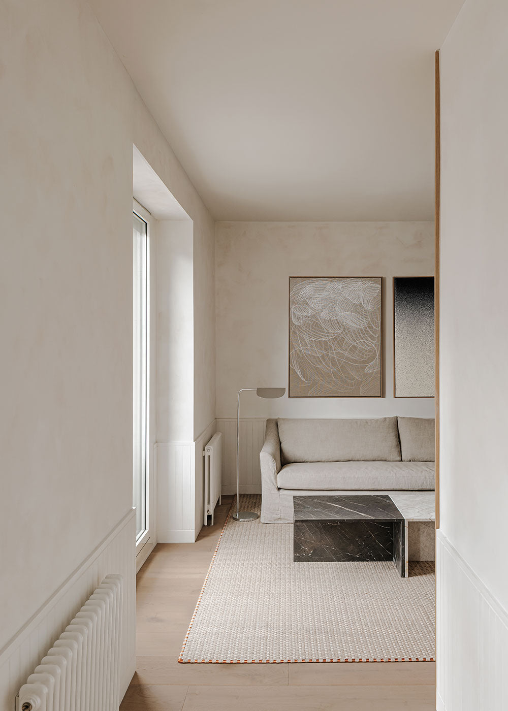 Mesa baja de centro de mármol oscuro Rock Dream o claro Tundra Grey en forma de T.