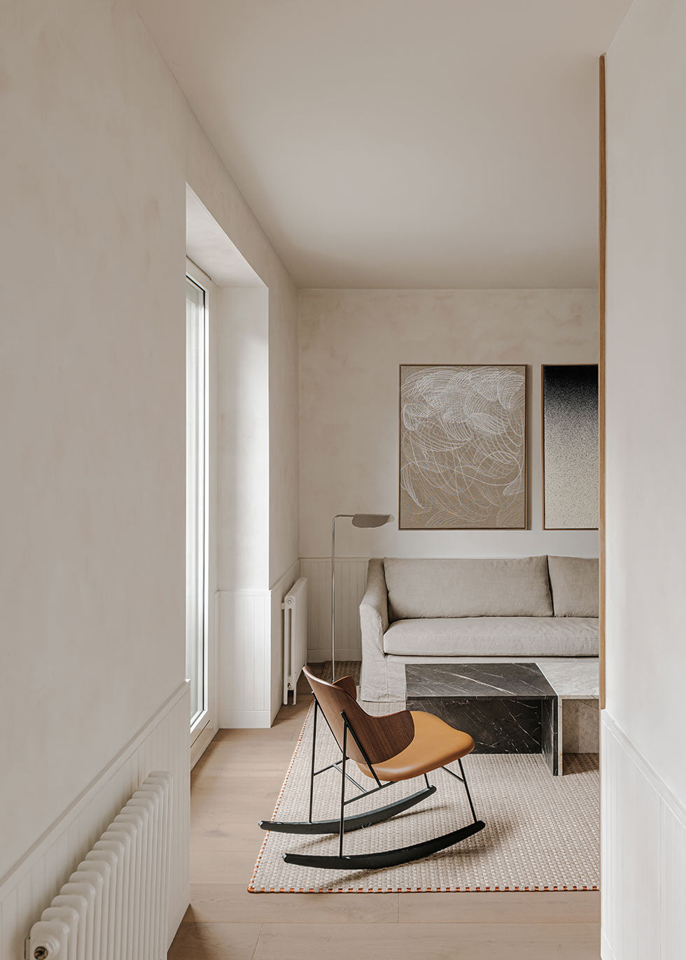 Mesa baja de centro de mármol oscuro Rock Dream o claro Tundra Grey en forma de T.