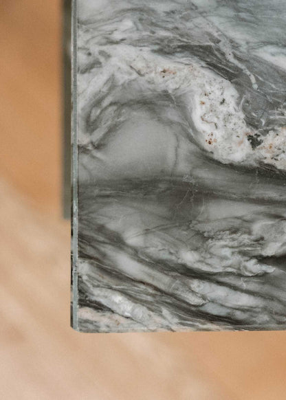 Mesita de noche realizada en Cuarcita Green Army con cajones en madera de roble.