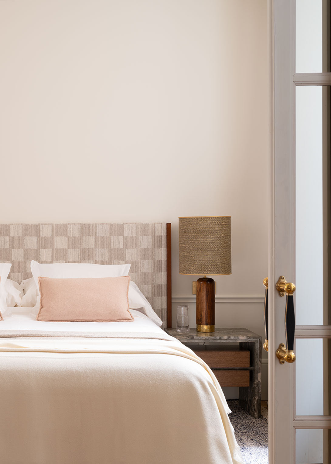 Mesita de noche realizada en Cuarcita Green Army con cajones en madera de roble.