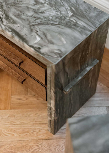 Mesita de noche realizada en Cuarcita Green Army con cajones en madera de roble.