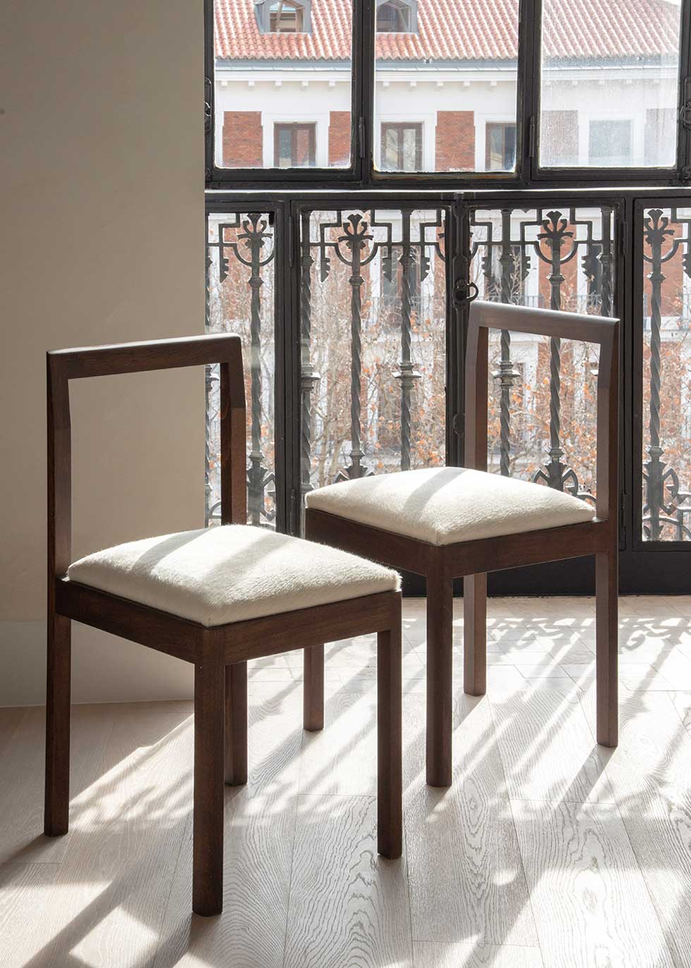 Silla de haya maciza tapizada con piel natural de vaca o gacela. 