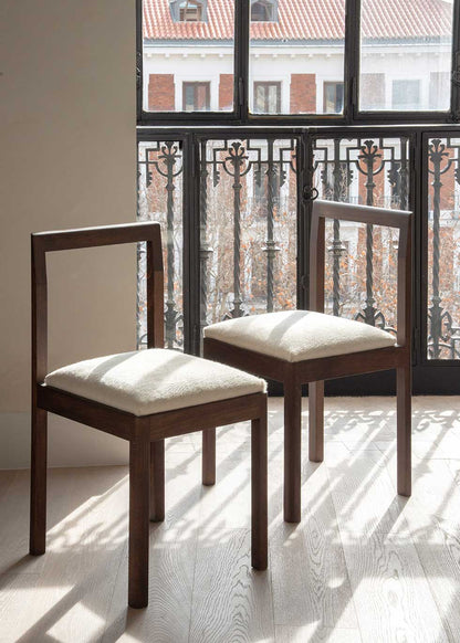 Silla de haya maciza tapizada con piel natural de vaca o gacela. 