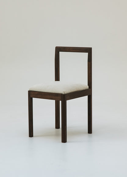 Silla de haya maciza tapizada con piel natural de vaca o gacela. 