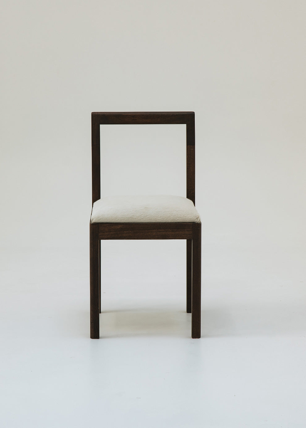 Silla de haya maciza tapizada con piel natural de vaca o gacela. 