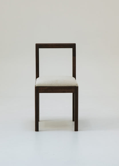 Silla de haya maciza tapizada con piel natural de vaca o gacela. 