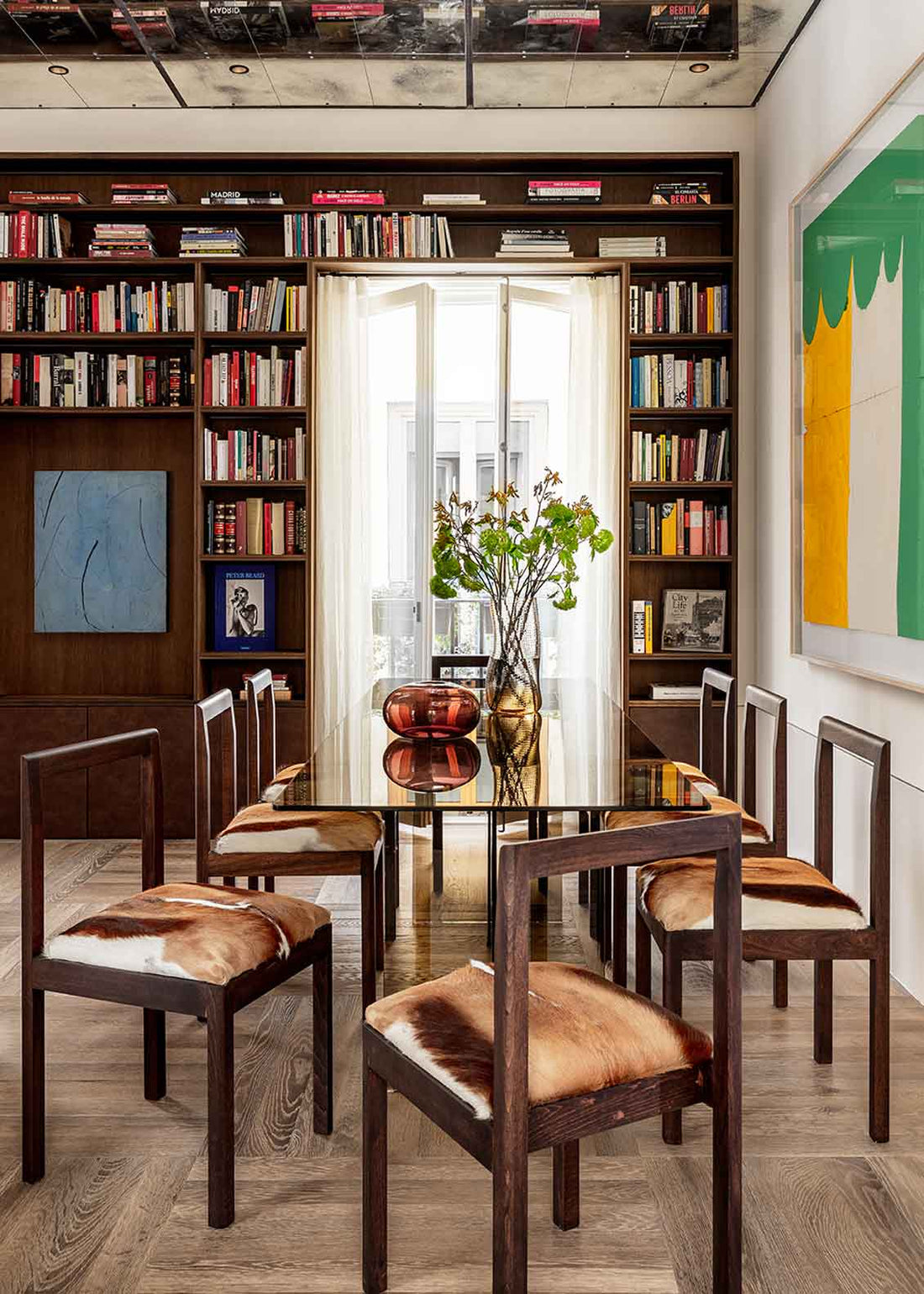 Silla de haya maciza tapizada con piel natural de vaca o gacela. 