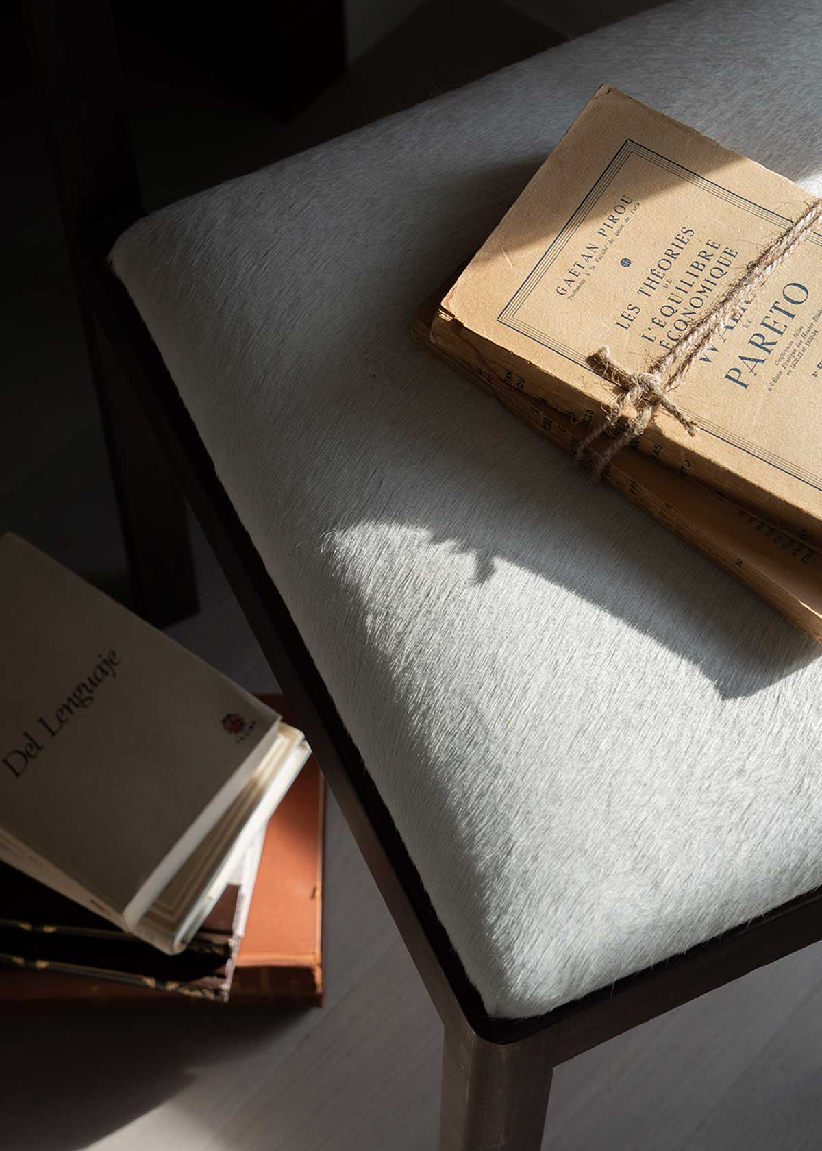 Silla de haya maciza tapizada con piel natural de vaca o gacela. 