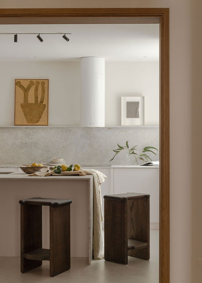 Taburete de madera maciza de fresno con acabado beige, marrón o negro.