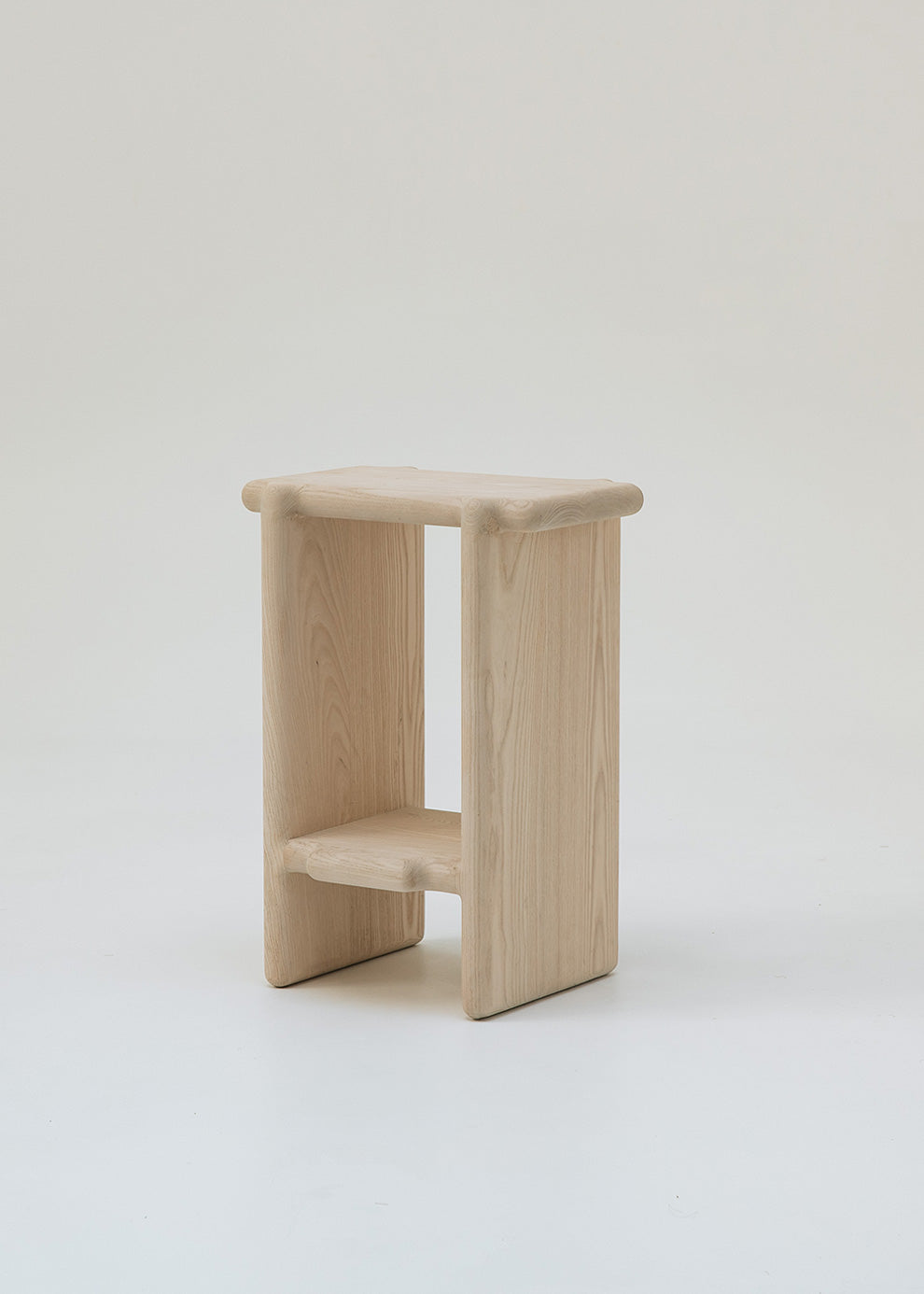 Taburete de madera maciza de fresno con acabado beige, marrón o negro.