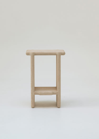 Taburete de madera maciza de fresno con acabado beige, marrón o negro.