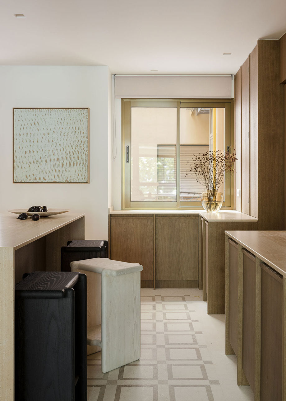 Taburete de madera maciza de fresno con acabado beige, marrón o negro.