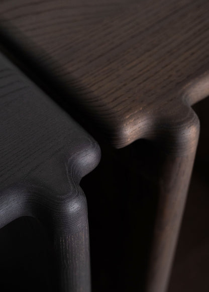 Taburete de madera maciza de fresno con acabado beige, marrón o negro.