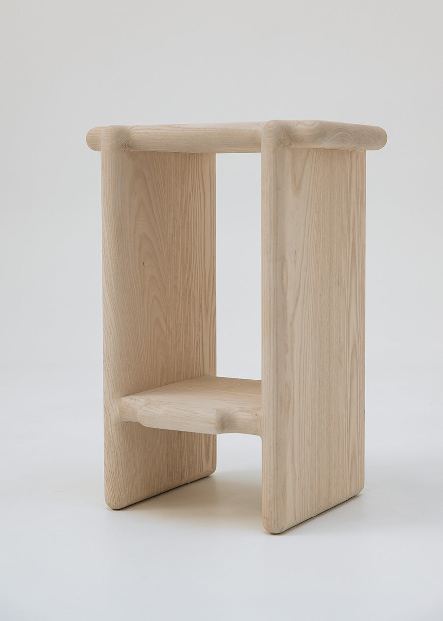 Taburete de madera maciza de fresno con acabado beige, marrón o negro.