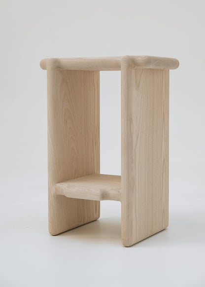 Taburete de madera maciza de fresno con acabado beige, marrón o negro.